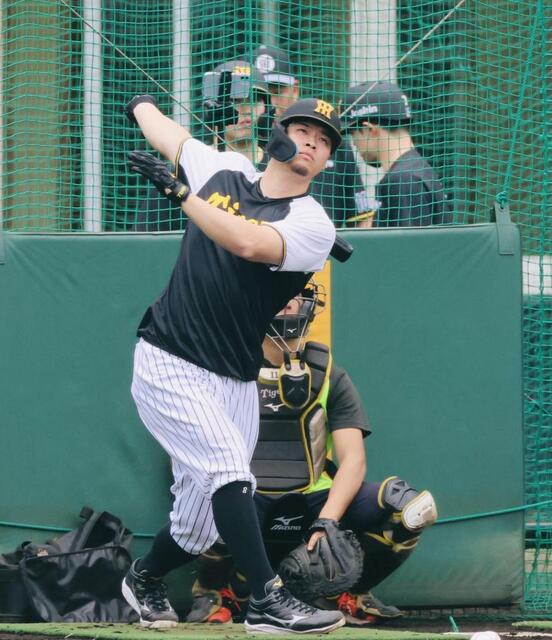 阪神 アイブラック兄弟が初日からフリーで快音を連発 佐藤輝は8本