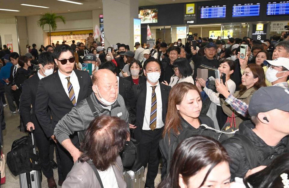 　ファンが殺到する中、沖縄入りする佐藤輝（撮影・飯室逸平）