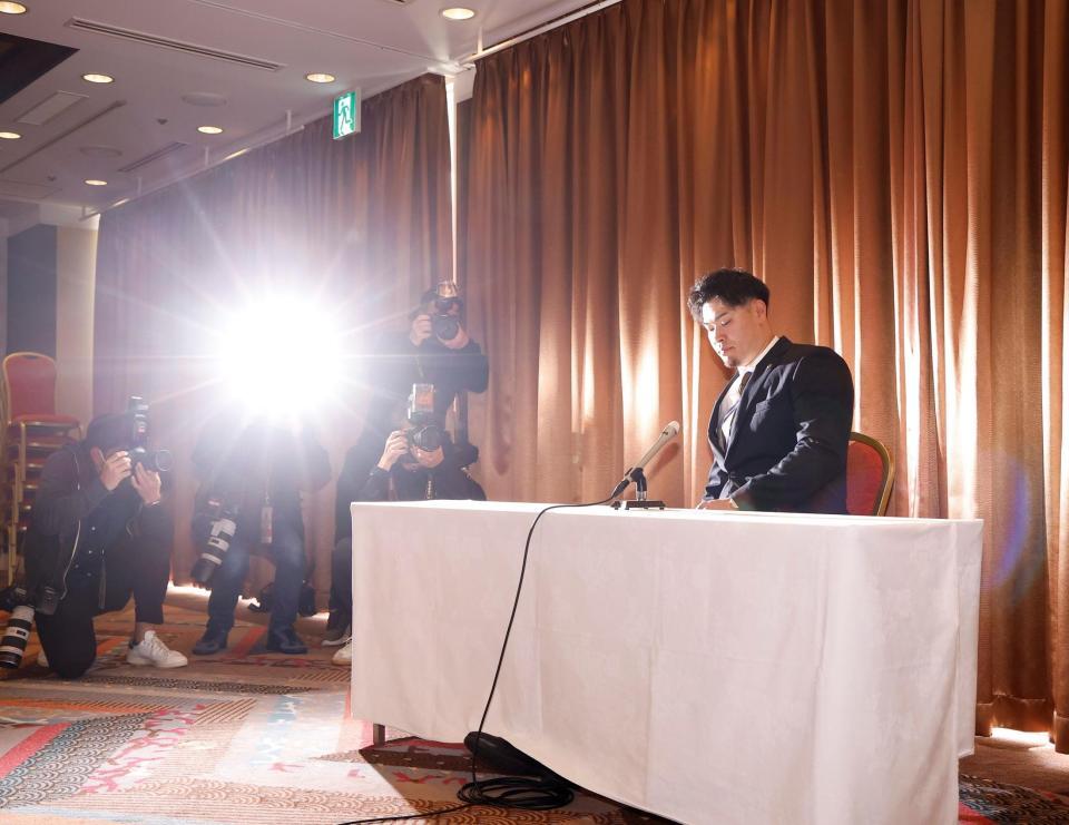 宿舎で会見の席に着く佐藤輝（撮影・西田忠信）