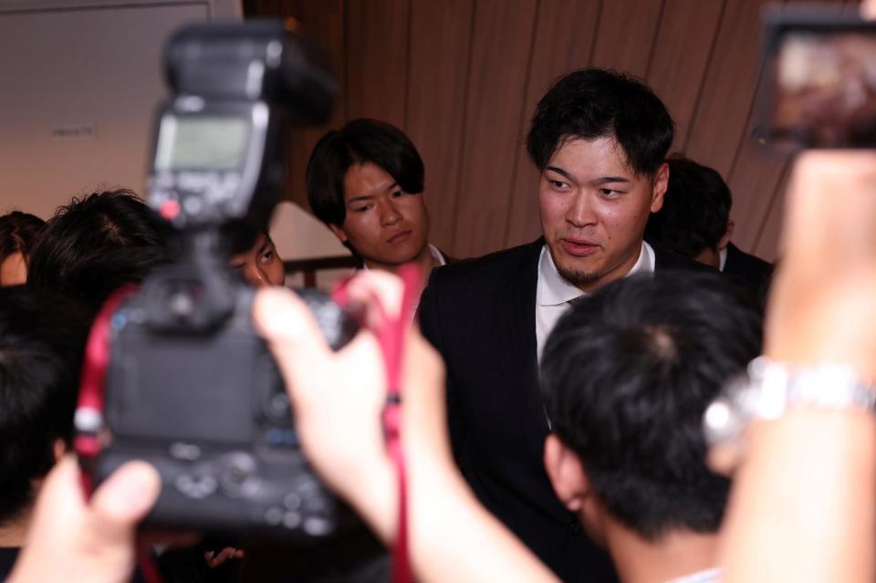 会見後に取材に応じる佐藤輝（撮影・西田忠信）