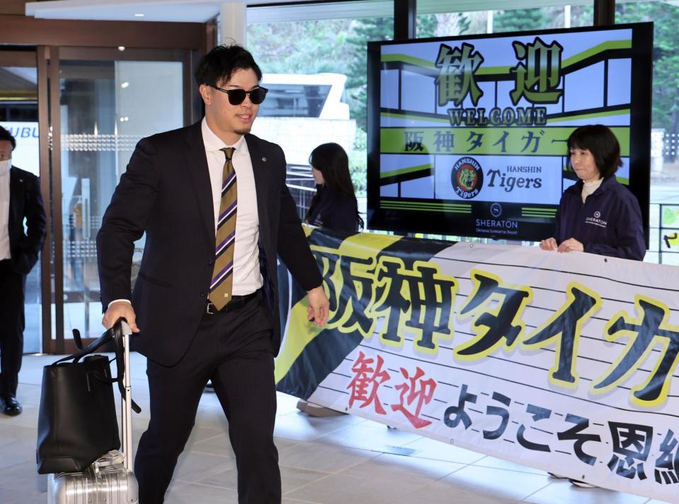 宿舎入りする佐藤輝（撮影・田中太一）