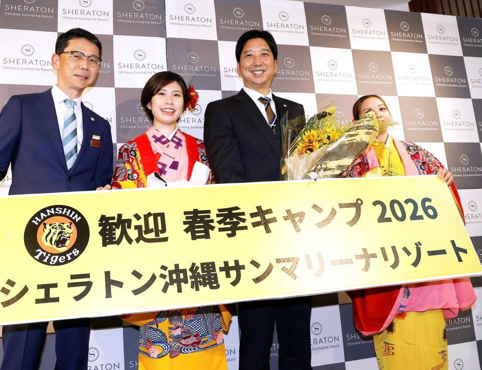 　宿舎に到着し、歓迎される藤川監督