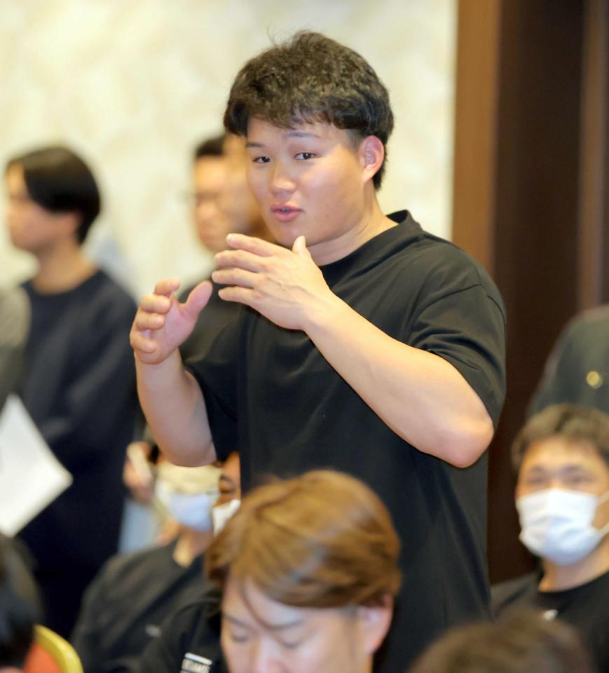 　ミーティングに出席する森下