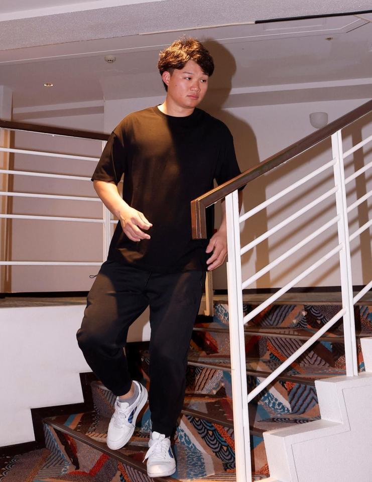 全体ミーティングに向かう森下（撮影・西田忠信）