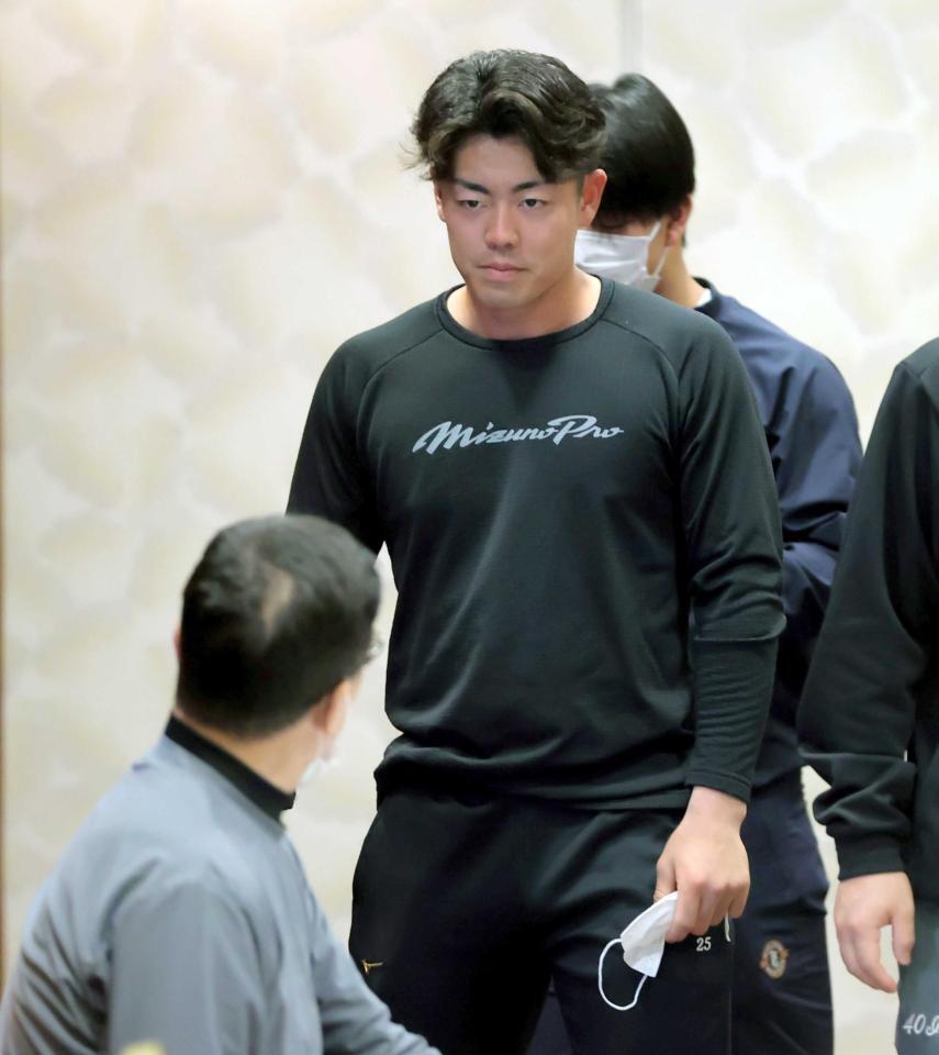 　平田２軍監督（手前）にあいさつに向かう谷端