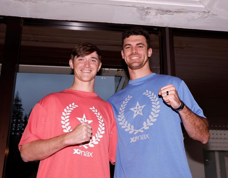 入団会見を終え、笑顔でポーズをするルーカス（左）とラグズデール（撮影・西田忠信）