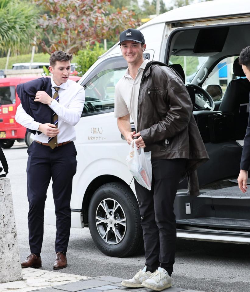 宿舎に到着したルーカス（右）とディベイニー（撮影・田中太一）