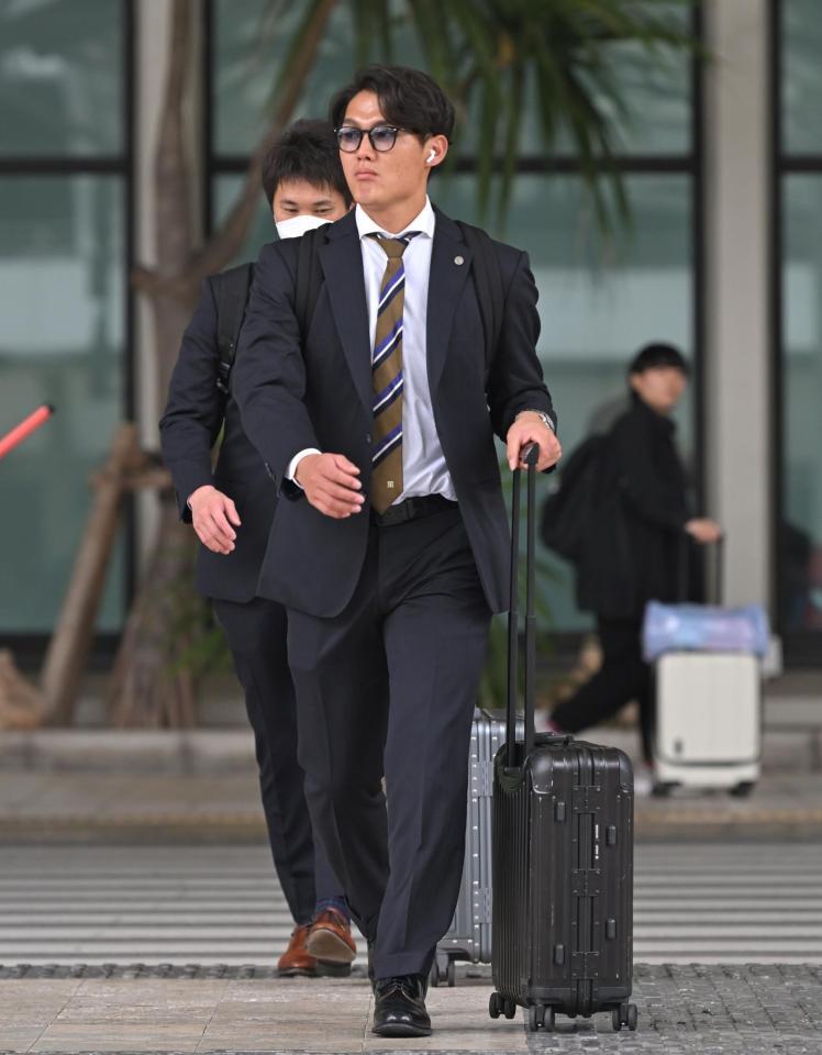 沖縄入りする西純（撮影・飯室逸平）