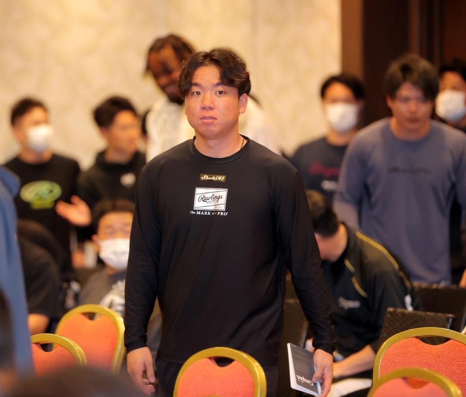 ミーティングに出席する村上