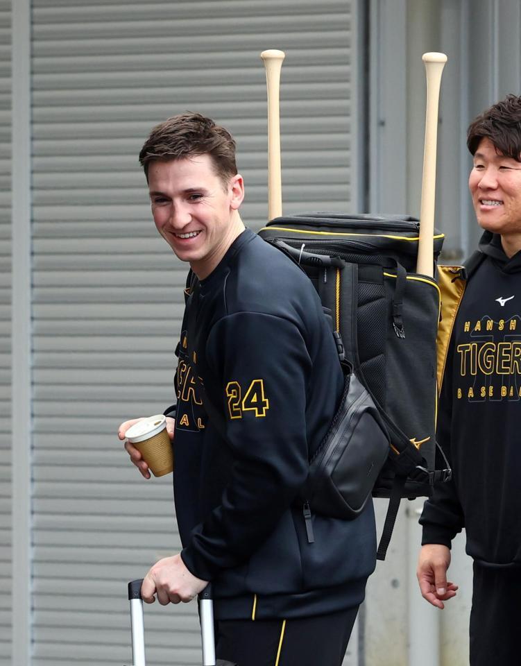 笑顔で球場入りするディベイニー（撮影・山口登）