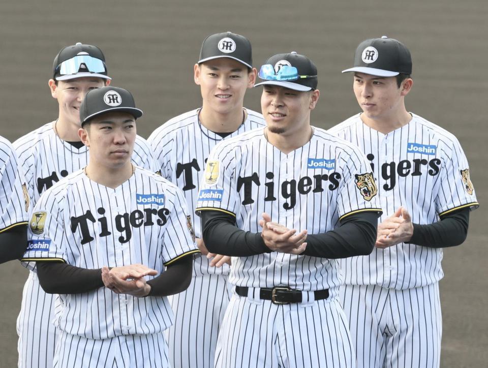 歓迎セレモニーで笑顔を見せる佐藤輝（撮影・田中太一）