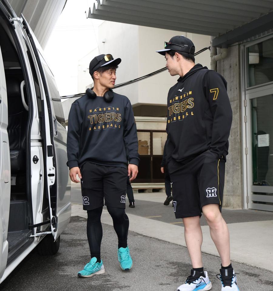 　球場を引き揚げる坂本（左）と中野（撮影・西田忠信）