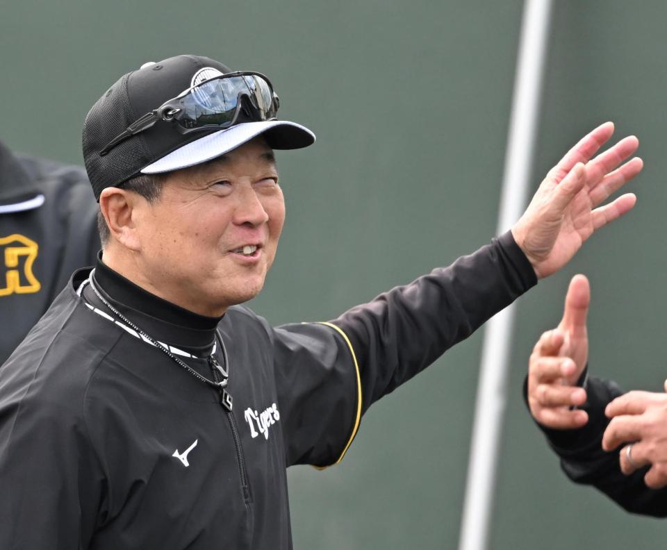 　笑顔を見せる平田２軍監督（撮影・飯室逸平）