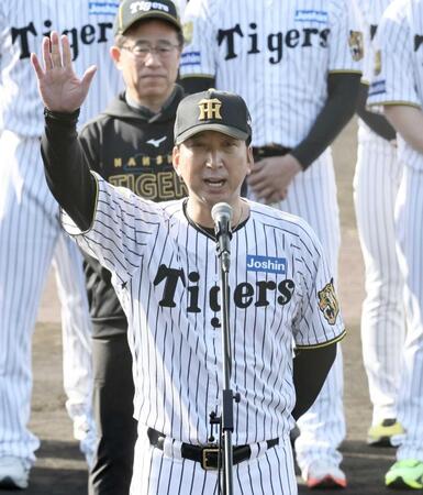 歓迎セレモニーであいさつする藤川監督　