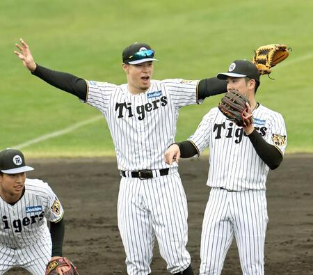 　元気よくシートノック受ける佐藤輝（撮影・田中太一）
