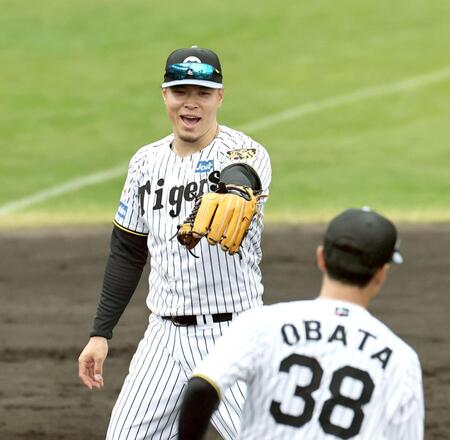 　元気よくシートノックを受ける佐藤輝（撮影・田中太一）