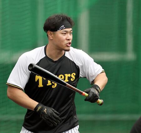 　打撃練習に備える佐藤輝（撮影・田中太一）