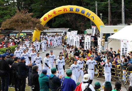 　「キャンプイン虎ウォーク」を行う藤川監督（右端）ら阪神ナイン（撮影・山口登）