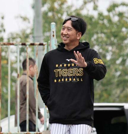 球場入りする藤川監督（撮影・田中太一）