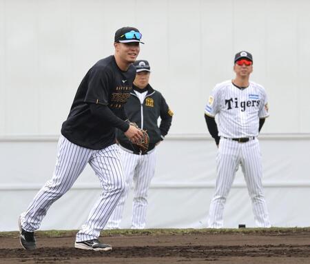 早出で守備練習する佐藤輝（右は藤川監督）＝撮影・山口登