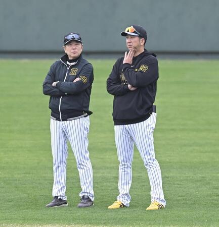 平田２軍監督と話す藤川監督