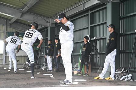ブルペンを視察する藤川監督