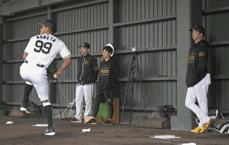 モレッタの投球を見守る藤川監督（右端）＝撮影・飯室逸平