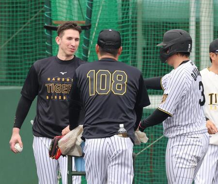 ランチ特打を終えディベイニー（左）は大山と言葉を交わす（撮影・山口登）