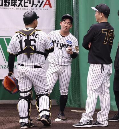 ブルペン投球を終えた伊原（中央）＝撮影・西田忠信