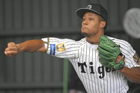 初ブルペンで力投する阪神　ダウリ・モレッタ＝具志川（撮影・飯室逸平）