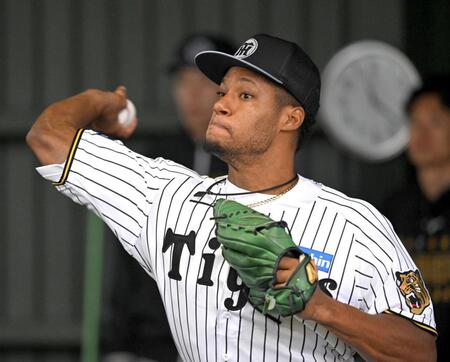 初ブルペンで力投する阪神　ダウリ・モレッタ＝具志川（撮影・飯室逸平）