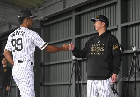 ブルペン投球後に藤川監督（右）とグータッチを交わすモレッタ（撮影・飯室逸平）
