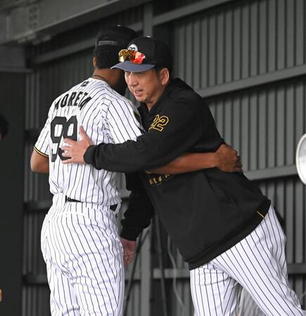 藤川監督（右）とハグをするモレッタ（撮影・飯室逸平）