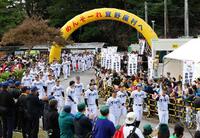 　「キャンプイン虎ウォーク」を行う藤川監督（右端）ら阪神ナイン（撮影・山口登）