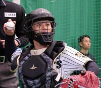 　ブルペンで投球を受ける坂本（撮影・西田忠信）