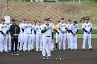 セレモニーで挨拶する平田２軍監督