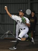 ブルペンで力投するモレッタ