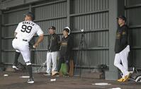 モレッタの投球を見守る藤川監督（右端）＝撮影・飯室逸平