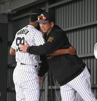 藤川監督（右）とハグをするモレッタ（撮影・飯室逸平）