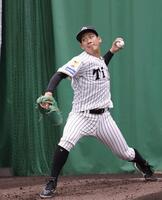 ブルペンで投げ込む伊原（撮影・西田忠信）