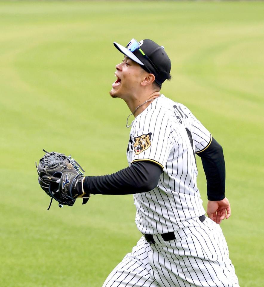 声を張り上げノックの打球を追う佐藤輝（撮影・山口登）