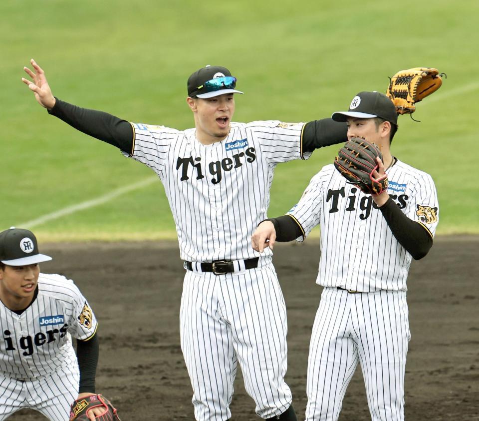 　元気よくシートノック受ける佐藤輝（撮影・田中太一）