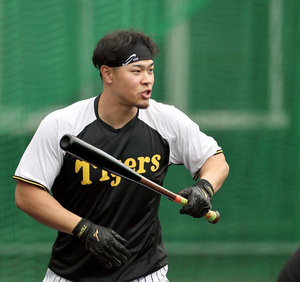 　打撃練習に備える佐藤輝（撮影・田中太一）