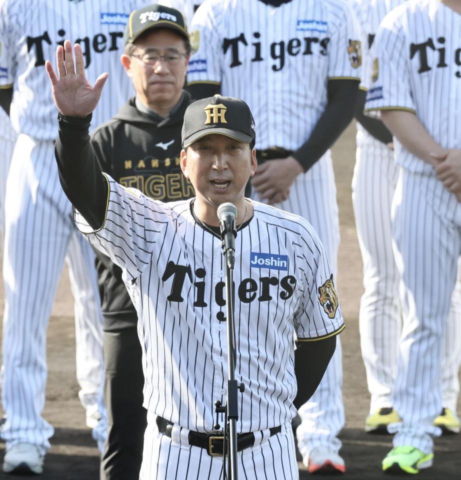 歓迎セレモニーであいさつする藤川監督（撮影・田中太一）