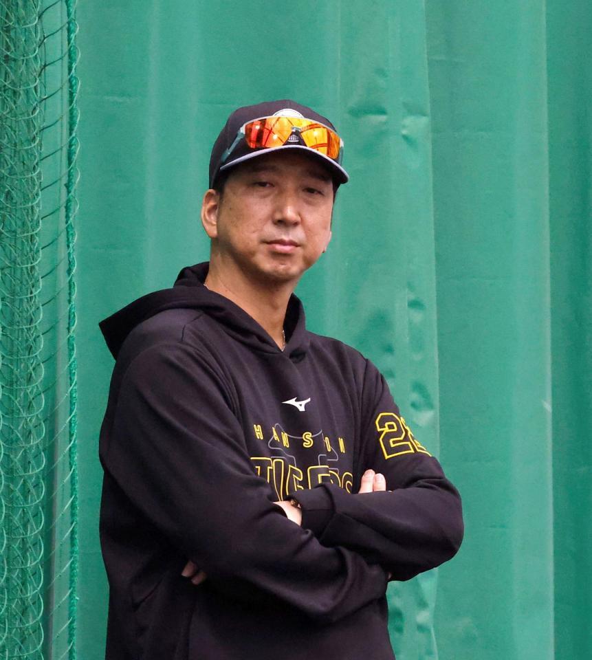　ブルペンを視察する藤川監督（撮影・西田忠信）