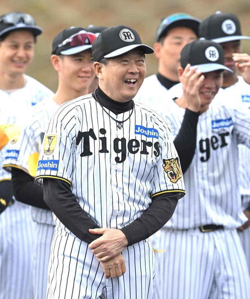 　セレモニーで笑顔を見せる平田２軍監督（撮影・飯室逸平）