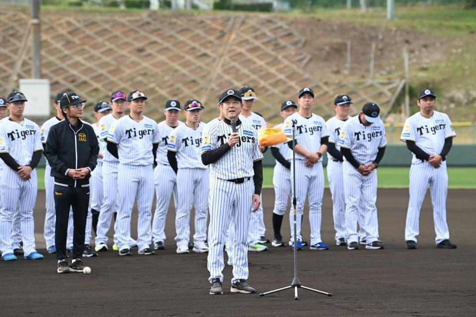 セレモニーで挨拶する平田２軍監督