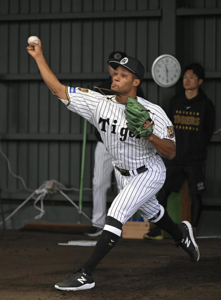 ブルペンで力投するモレッタ