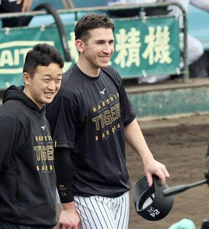 阪神・ディベイニー即順応　２日連続ランチ特打で柵越え５本「一日一日、良くなっています」ファン歓声には日本流お辞儀も