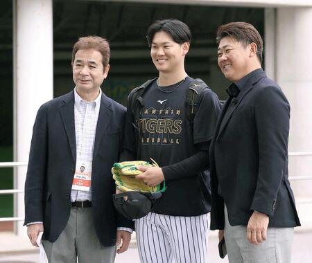 　写真に納まる（左から）中田良弘氏、及川、松坂大輔氏（撮影・西田忠信）